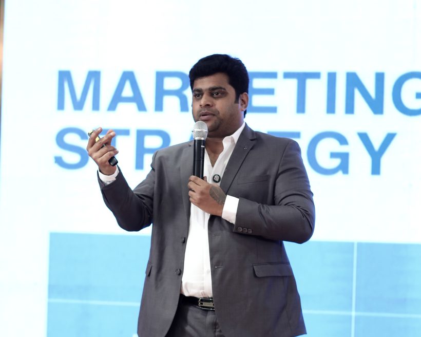 Aravindraj teaching a live trading session